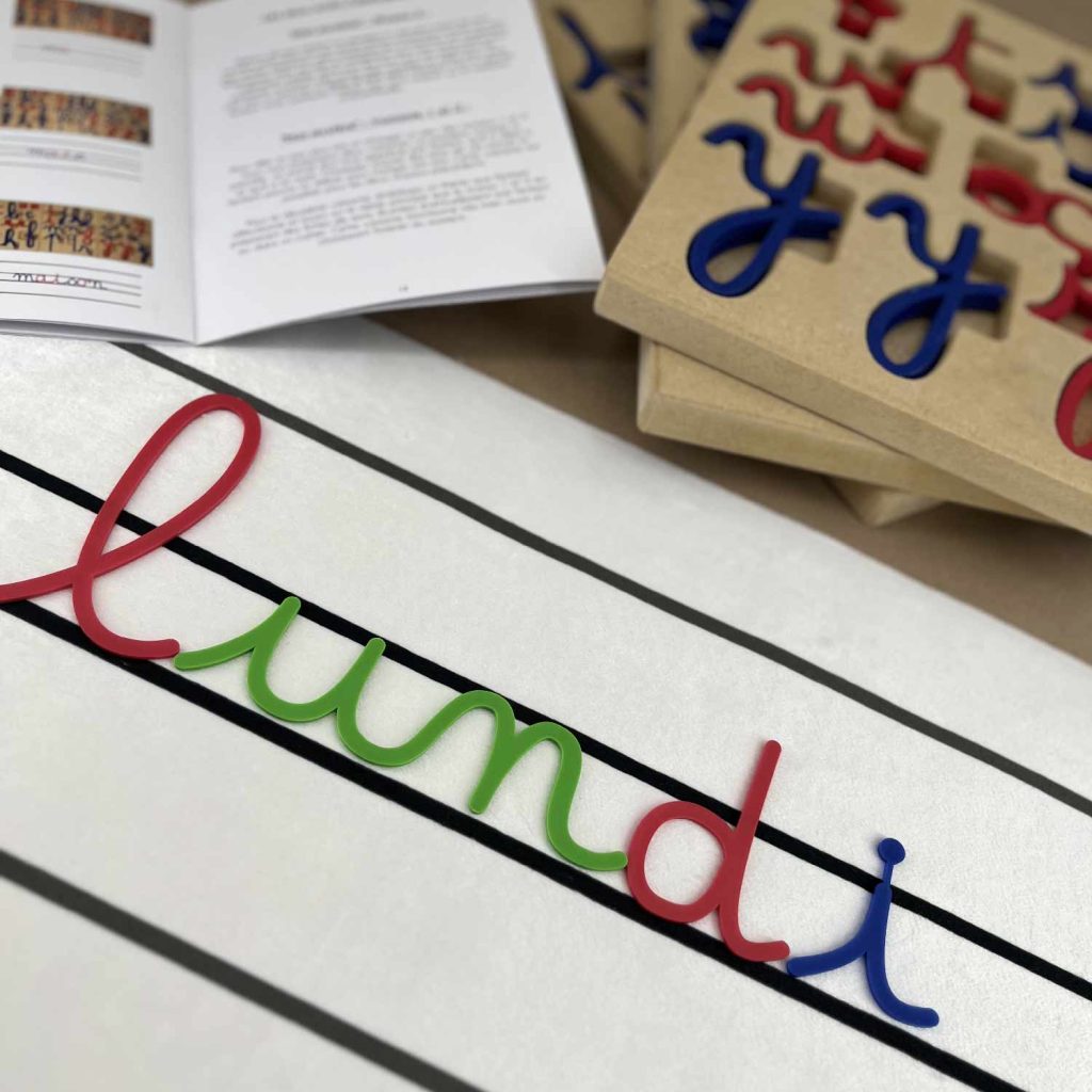 Notre livret pédagogique pour vous accompagner dans l'utilisation de nos lettres mobiles Montessori (alphabet mobile, lettres cursives). Plusieurs activités et jeux vous sont proposés et bien-sûr nos conseils et prérequis pour des apprentissages de la lecture et de l'écriture dans de bonnes conditions !